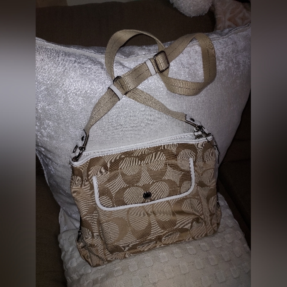 $99! Coach | Crossbody Lavender Inside Purse - Picture 14 of 17